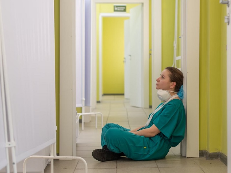 infermiera vessata infermiera molestata infermiera delusa ospedale chiude per ferie infermiere e oss