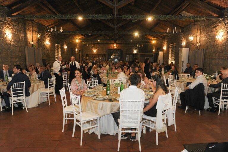 foto cena di solidarietà sarknos