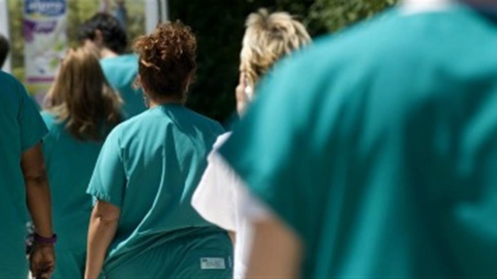 infermieri-2-1024x576 SANITÀ, APPROFONDIMENTO NURSING UP: INFERMIERI TRA LE PROFESSIONI IN ASSOLUTO PIÙ ESPOSTE AI RISCHI PER LA SALUTE.  TURNISTI NOTTURNI: FINO AL 26% IN PIÙ DI MORTALITÀ GENERALE E +71% PER CAUSE CARDIOVASCOLARI RISPETTO AI COLLEGHI DIURNI.