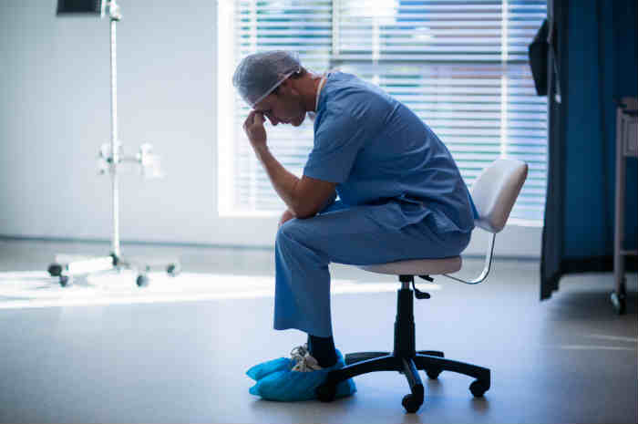 infermiere-seduto-burnout SANITÀ, INDAGINE NURSING UP: «SALUTE MENTALE, ITALIA TRA I PAESI EUROPEI CON PIÙ SINTOMI DEPRESSIVI TRA I PROFESSIONISTI SANITARI. 34% CONTRO IL 15% DELLA DANIMARCA. IL NORD EUROPA INDICA LA STRADA»