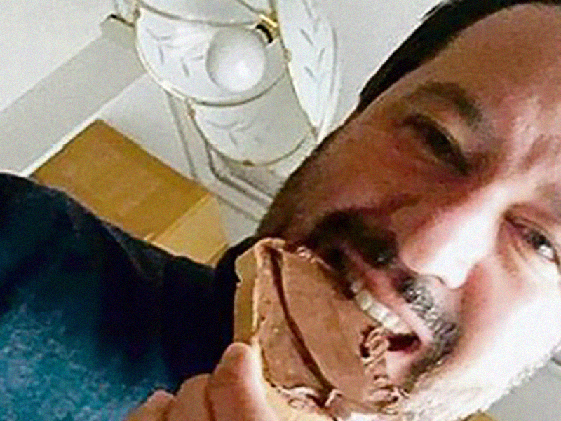 Medico augura la morte a Matteo Salvini: 'si otturino le arterie a sto idiota"