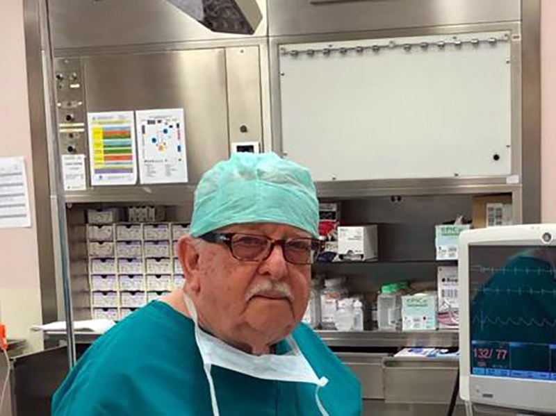 Medico in sala ad 84 anni: mancano professionisti, costretto a lavorare!