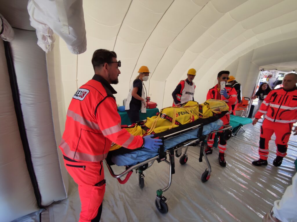 Il trasporto e l'accoglienza di "feriti" nell'ospedale da campo allestito per l'occasione.