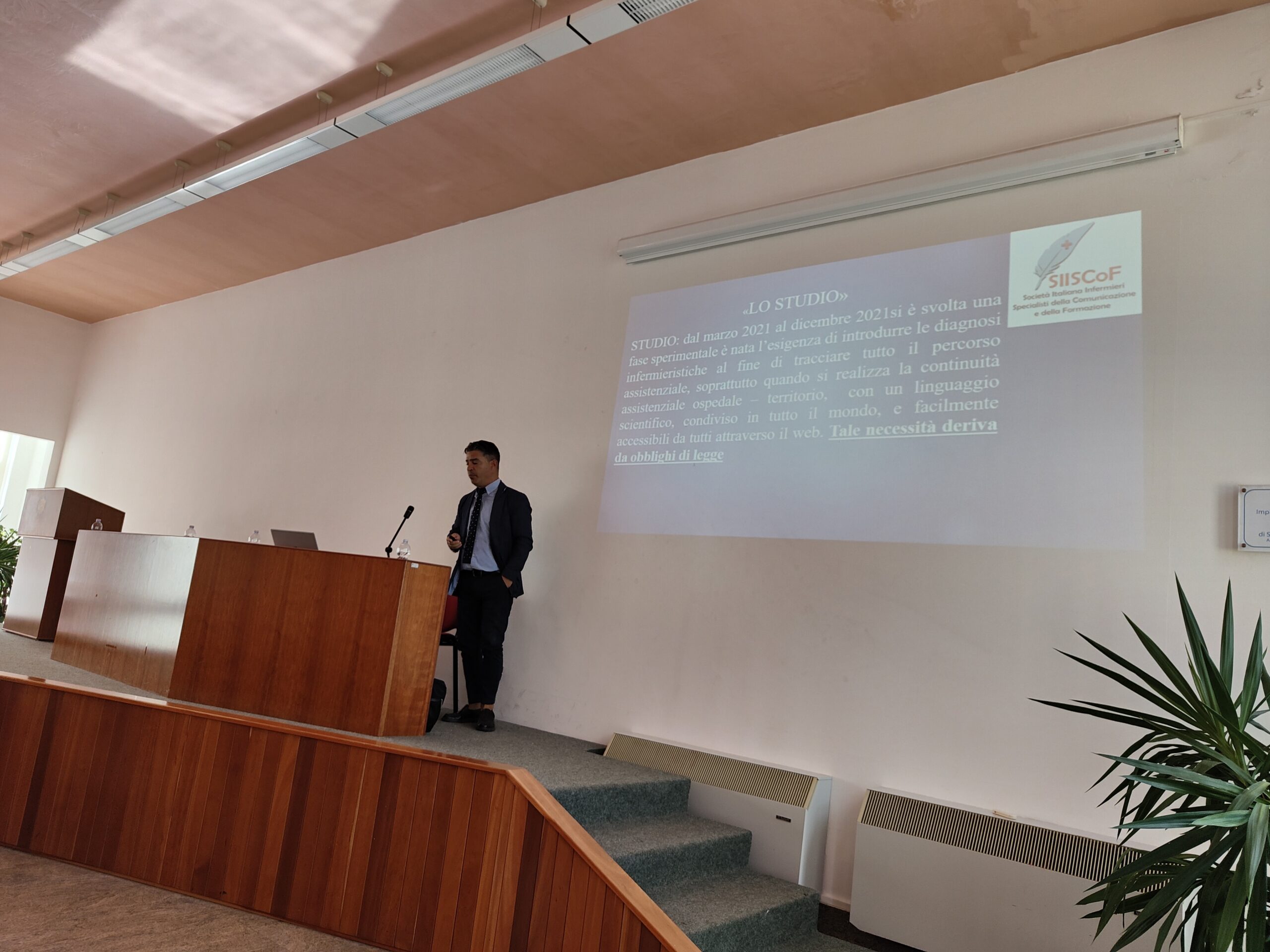 Giulio Ianzano, presidente della SIISCOF, ha illustrato i risultati ottenuti nell'ambito dell'assistenza psichiatrica attraverso l'utilizzo del linguaggio ICNP.